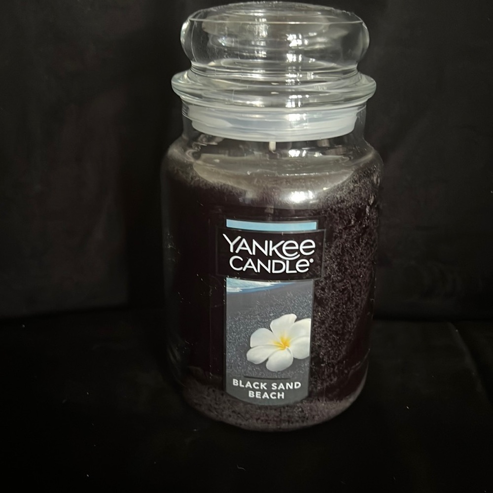 Yankee Candle in Black Sand Beach (large jar)